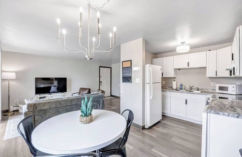 Bellevue Apartment | Conveniently Located Two-Bedroom Suite