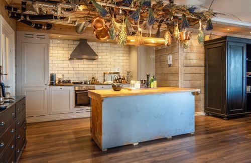 Marstrand Apartment | Cool 2-bedroom apartment in Marstrand with patio just by the quay and seaview