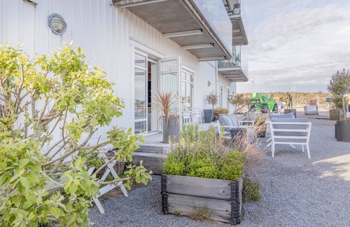 Marstrand Apartment | Cool 2-bedroom apartment in Marstrand with patio just by the quay and seaview