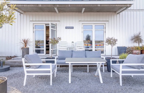 Marstrand Apartment | Cool 2-bedroom apartment in Marstrand with patio just by the quay and seaview