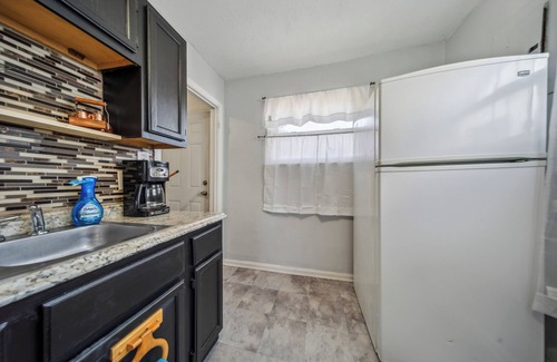 Cleveland House | Cool 2-bedroom house with AC in vibrant Cleveland