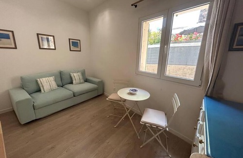 Cotignac Apartment | Cool Blue Cotignac Studio in the heart of the village