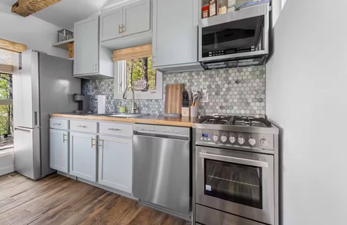 Johnson City Cabin | Cool cabin with AC in Johnson City-The Trapper Shack