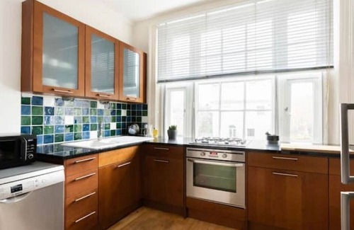 Holland Park Apartment | Cool Holland Park Apartment, Near Park
