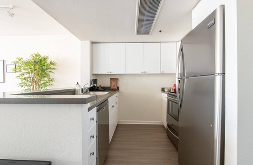 China Basin Apartment | Cool South Beach 2BR w/Roof Tennis, nr Public Transport, by Blueground