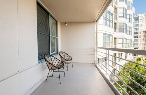 China Basin Apartment | Cool South Beach 2BR w/Roof Tennis, nr Public Transport, by Blueground