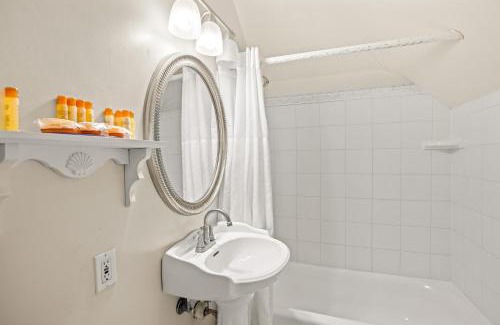 Historic Downtown Apalachicola Hotel | Coombs Inn & Suites