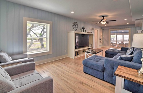 Bayside House | Copano Bay Retreat w/ Porch, Yard & Private Pier!