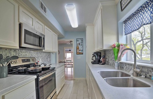 Bayside House | Copano Bay Retreat w/ Porch, Yard & Private Pier!