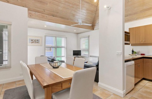 Lorne Apartment | Cora Lynn 13 - Smith