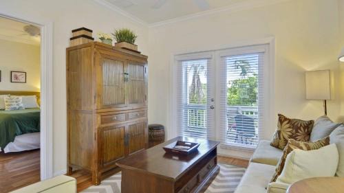 Key West Villa | Coral Villa by AvantStay Close 2 DT Key West Shared Pool Patio