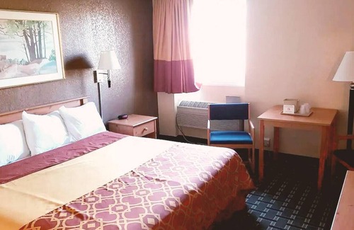 Mankato House | Coratel Inn & Suites by Jasper Mankato -Deluxe 1 King Bed NS