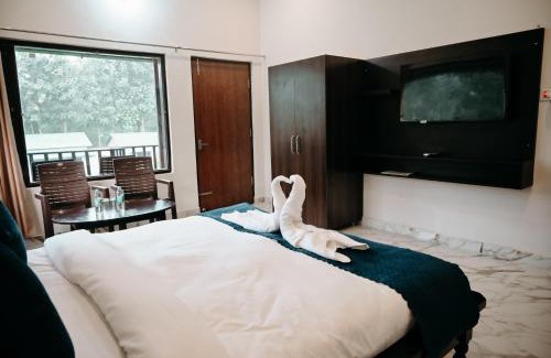 Bail Parao Hotel | Corbett Nature Walk - Forest View Swimming Pool