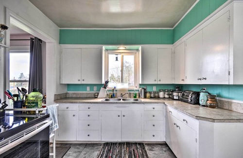 The Dalles House | Corner Cottage < 2 Mi to Columbia River, Vino