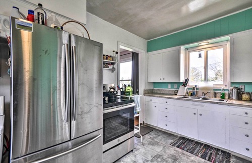 The Dalles House | Corner Cottage < 2 Mi to Columbia River, Vino