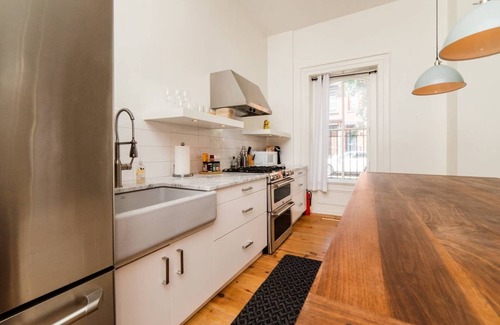 Central Northside Apartment | ★Corner Suite★- Location, Parking, Walkable