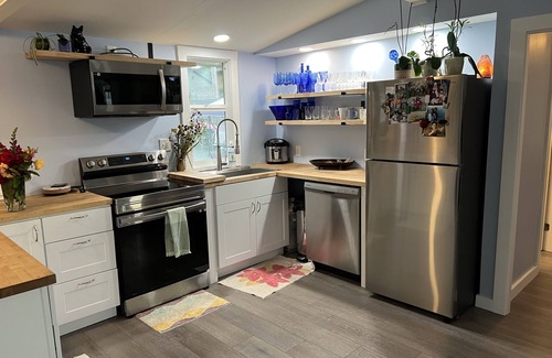 Oak Harbor House | Cornet Bay home at Deception Pass State Park, 100 ft to beach, huge yard pets ok