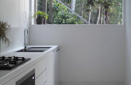 Pearl Beach Apartment | Corymbia -stones throw to pristine waters of Pearl Beach and National park walks