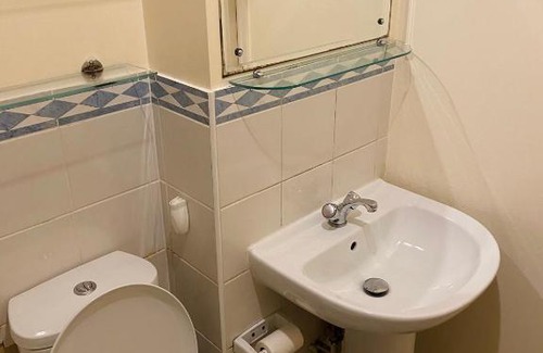 Loxford Apartment | Cosey 1-bedroom condo