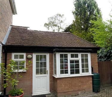 Cambridge Apartment | Cosy 1 bed Home Opposite Addenbrookes Hospital - Free Parking