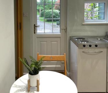 Cambridge Apartment | Cosy 1 bed Home Opposite Addenbrookes Hospital - Free Parking