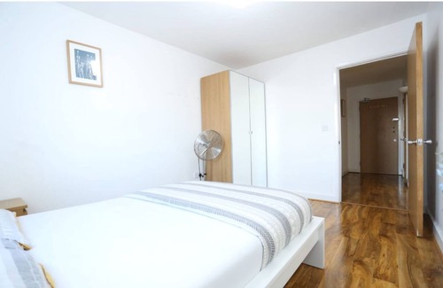 Canning Town Apartment | Cosy 1 Bedroom Apartment in Excel with Balcony