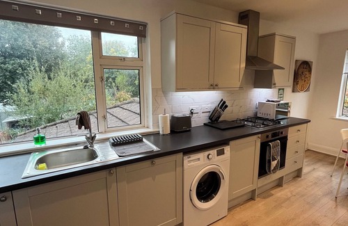 Wraysbury Apartment | Cosy 2 Bed Maisonette near Heathrow & Windsor