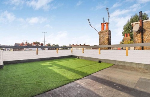 Westcliff-on-Sea Apartment | Cosy 2-Bedroom Beachside Apartment + Free Parking