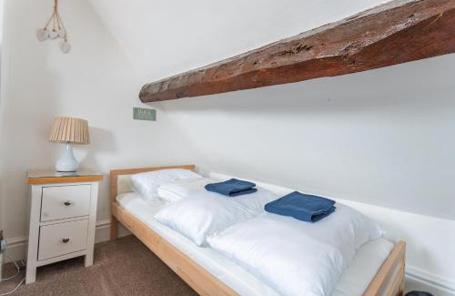 Malmesbury House | Cosy 2 bedroom Cotswold cottage