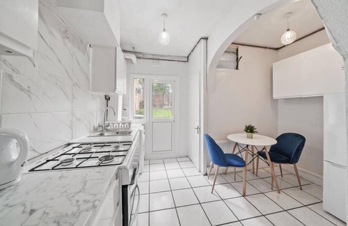 Streatham House | Cosy 2 bedroom home with free parking on premises