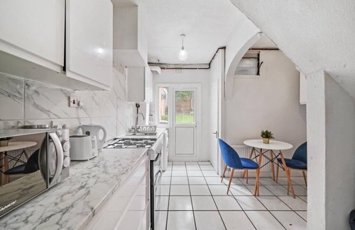 Streatham House | Cosy 2 bedroom home with free parking on premises