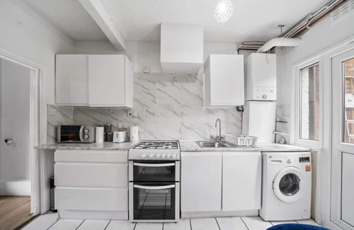 Streatham House | Cosy 2 bedroom home with free parking on premises
