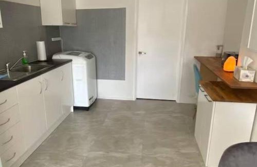 Howick Apartment | Cosy 2 bedroom unit in Howick close to bus and supermarket
