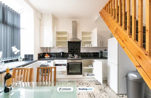 Farnworth House | Cosy 2BR House in Bolton with Free WiFi & Parking