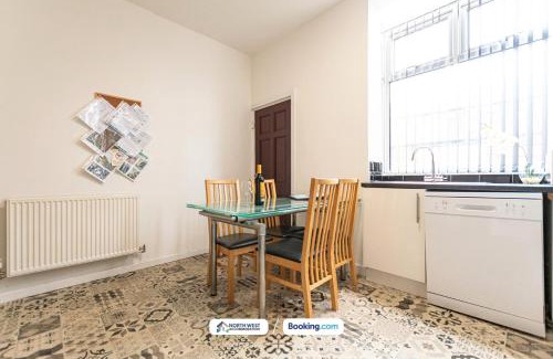 Farnworth House | Cosy 2BR House in Bolton with Free WiFi & Parking