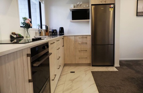 Mount Albert House | Cosy 2BR House in Carrington Rd.