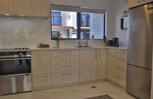 Mount Albert House | Cosy 2BR House in Carrington Rd.