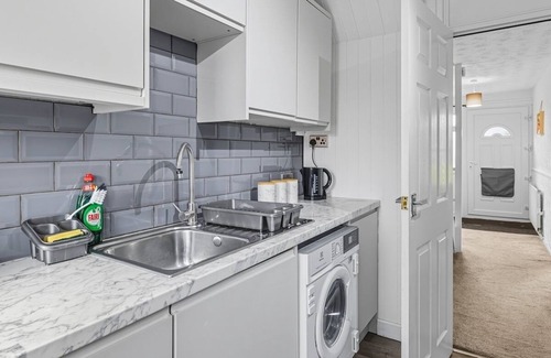 Warrington House | Cosy 3-Bed Home near Birchwood Business Park