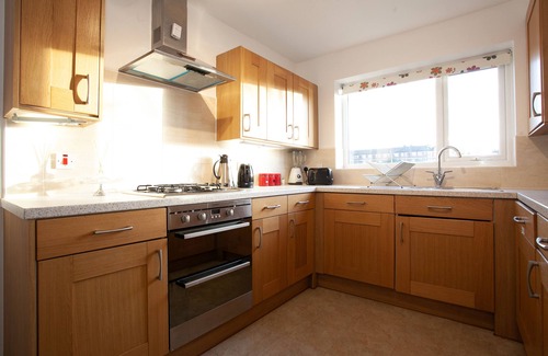 Salford House | Cosy 3 Bedroom Apartment Close to Old Trafford, Media City & The Trafford Centre