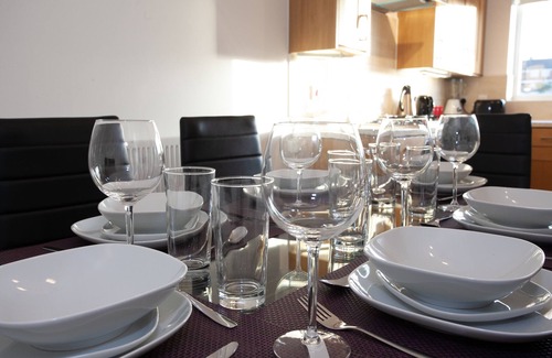 Salford House | Cosy 3 Bedroom Apartment Close to Old Trafford, Media City & The Trafford Centre