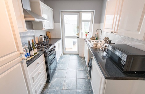 Hillingdon House | Cosy 3 Bedroom Family Home in Ruislip | Under 45 minutes to Central London