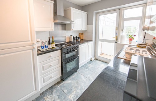 Hillingdon House | Cosy 3 Bedroom Family Home in Ruislip | Under 45 minutes to Central London