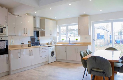 Olton House | Cosy 3BR - Wifi, Smart TV, Parking and 5-Min to Airport, JLR & NEC in Birmingham