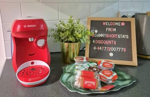 Olton House | Cosy 3BR - Wifi, Smart TV, Parking and 5-Min to Airport, JLR & NEC in Birmingham