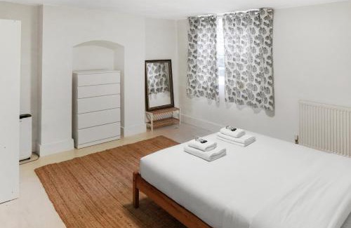 Herne Hill Apartment | Cosy 3BR with Garden in Herne Hill, Zone 2