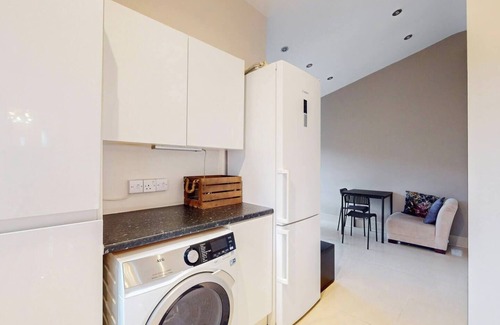 East Ham South House | Cosy 5 Bed 2 Bath Home | Near Central London