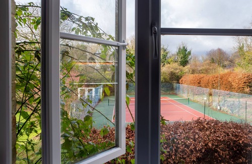 Blandford Saint Mary Ski Chalet | COSY ANNEXE - ROMANTIC ESCAPE | SLEEPS 2 | HOT TUB | BBQ | PATIO | WI-FI | LOG BURNER