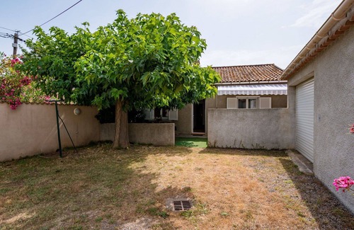 Santa-Lucia-di-Moriani House | Cosy apartment in villa for 6 guests with WIFI, TV, patio and pets allowed