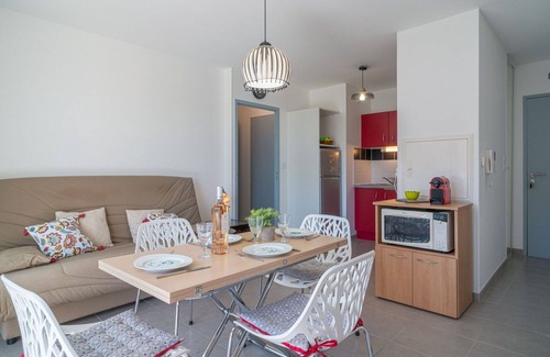 Le Port Apartment | Cosy apartment for 4 people with pool, WIFI, TV and terrace