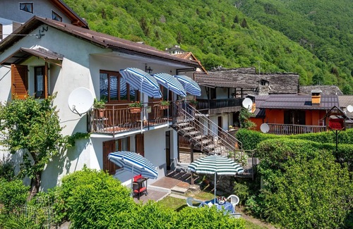 Calasca-Castiglione Apartment | Cosy apartment for 5 people with WIFI, TV, balcony and pets allowed